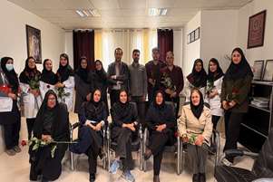 تقدیر مسئولان شبکه بهداشت و درمان خرم‌بید از مدافعان گمنام سلامت در آزمایشگاه‌ها