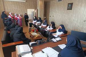 تقدیر دانش‌آموزان دبستان سمیه از بانوان شاغل در شبکه بهداشت و درمان شهرستان خرم‌بید