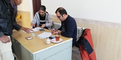 توزیع سبد کالای حمایتی طرح علوی در خرم بید سبد کالای حمایتی طرح علوی بین مادران باردار و شیرده تحت پوشش این طرح توزیع شد. به گزارش روابط عمومی شبکه بهداشت و درمان خرم بید، کارشناس مسوول واحد بهداشت خانواده گفت: با توجه به تفاهم نامه به عمل آمده با مسوولین موسسه علوی و نظر به اهمیت حمایت های تغذیه ای، براساس شاخص های نیازمندی منطقه، مادران باردار نیازمند انتخاب و تحت حمایت غذایی قرار می گیرند. «فرح خسروانی فرد» گفت: در این برنامه زنان باردار از ابتدای ماه چهارم حاملگی تا شش ماه پس از زایمان و به مدت 12 ماه تحت پوشش قرار داده می شوند. او افزود: تعداد مادرانی که در این دوره از طرح علوی در این شهرستان تحت حمایت قرار گرفتند تعداد 40 نفر بودند. خسروانی فرد در ادامه گفت: هر دوره توزیع غذایی شامل 8 قلم کالا از همه گروه های غذایی می باشد که تامین کننده قسمتی از نیازهای تغذیه ای مادران باردار و شیرده می باشد.